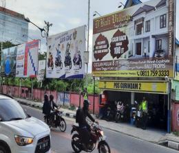 Papan reklame yang terpasang di dekat Pos Polisi Jl Sudirman, Pekanbaru.